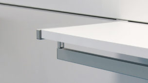 Se fija a estantes colgados en un perfil horizontal adaptable
