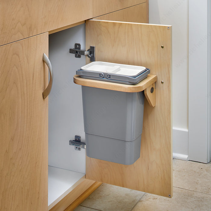 Cubo de basura de montaje en puerta para muebles bajo lavabo - 8 qt  Rev-A-Shelf - Richelieu Hardware