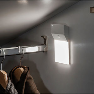 Luz LED a pilas con sensor de movimiento integrado