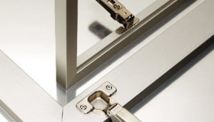 Charnières pour portes à cadre en aluminium