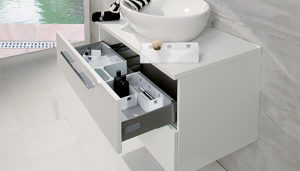 Cubo de basura de montaje en puerta para muebles bajo lavabo - 8 qt  Rev-A-Shelf - Richelieu Hardware