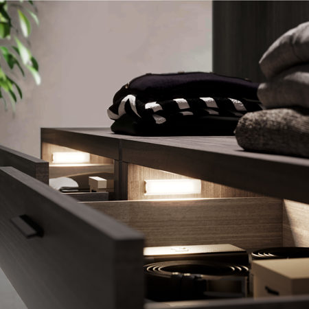 HIDDI est un luminaire à projection lumineuse symétrique, recommandée pour les armoires avec des éléments coulissants ou des portes relevables.