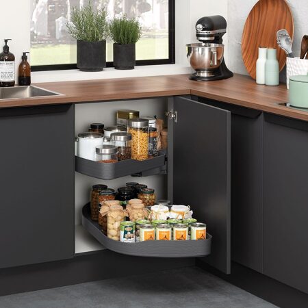 Faites l'expérience d'une rénovation de votre cuisine à l'aide de TRIGON de Richelieu, le système coulissant pour étagères qui réinvent les armoires de coin.